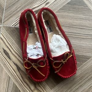 NEW IN BOX Red Minnetonka Fur Lined Slipper Moccasins